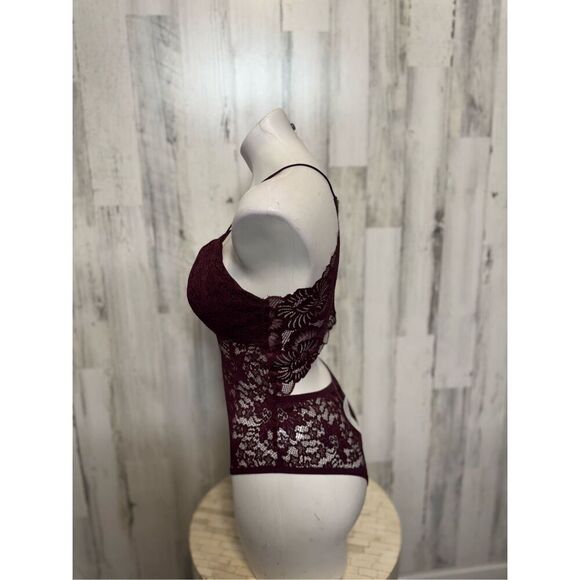 Windsor laced red bodysuit - Picture 3 of 9